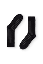 Calcetines cortos negros, con canalé brillante. Hechos con algodón