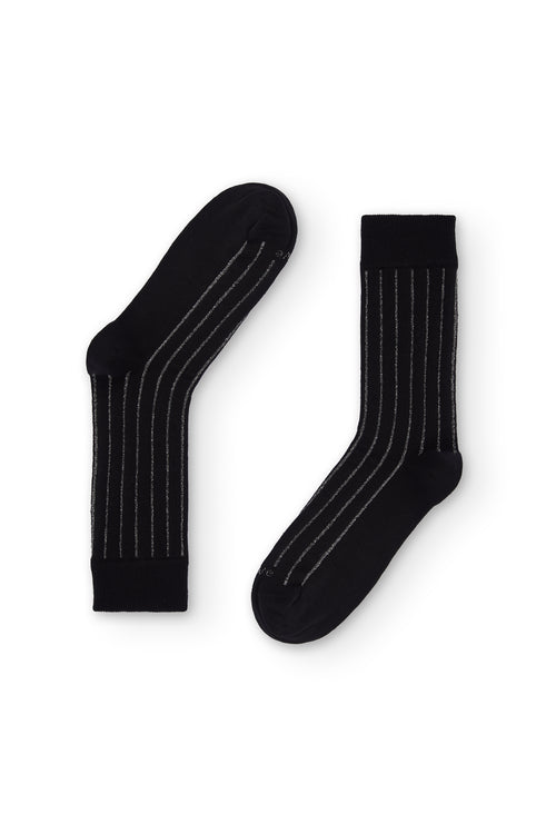 Calcetines cortos negros, con canalé brillante. Hechos con algodón