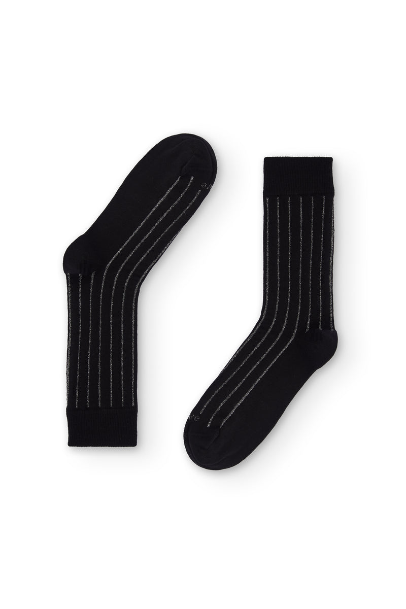 Calcetines cortos negros, con canalé brillante. Hechos con algodón