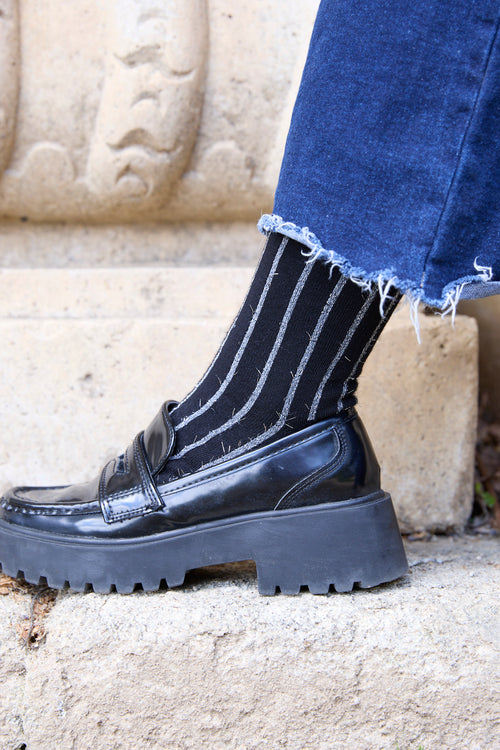 Calcetines negros con canalé brillantes. hechos con algodón 