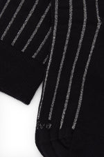 Calcetines negros con canalé brillantes. hechos con algodón 