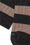 Calcetines mid-calf con rayas anchas en marrón y gris oscuro, mezcla de algodón, poliamida y lycra; detalle de logo bordado y fabricación española.