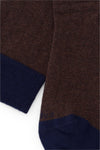 Calcetines mid-calf color marrón con tejido canalé, mezcla de algodón y lycra, detalle NAIVE en la punta; fabricación española.