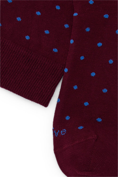Calcetines knee-high color burdeos con lunares azul claro, mezcla de algodón, poliamida y lycra; logo bordado y fabricación española.