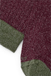 Calcetines mid-calf color borgoña con brillo de lurex gris, mezcla de algodón, poliamida y lycra; detalle de logo bordado, fabricación española.