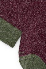 Calcetines mid-calf color borgoña con brillo de lurex gris, mezcla de algodón, poliamida y lycra; detalle de logo bordado, fabricación española.
