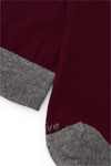Calcetines mid-calf color burdeos con tejido canalé, mezcla de algodón y lycra, detalle NAIVE en la punta; fabricación española.