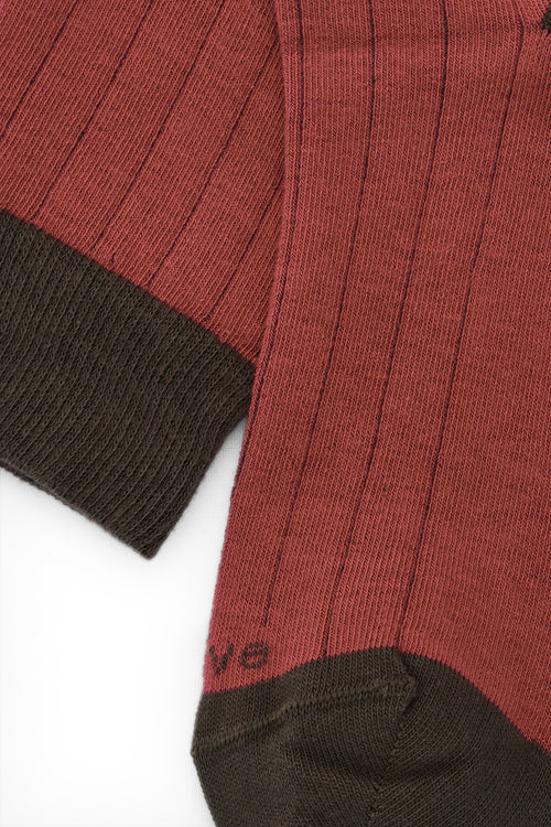 Calcetines knee-high color caldero (burnt orange) con tejido canalé; mezcla de algodón, poliamida y lycra; detalle de logo bordado; fabricación española.