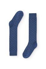 Calcetines azul claro de caña alta con puntitos rosados, 90 % algodón y logo NAIVE en la puntera; tejidos en España.