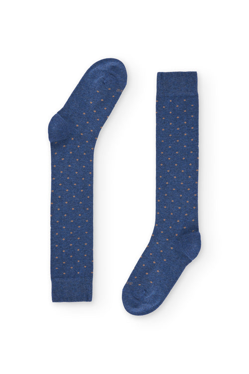 Calcetines azul claro de caña alta con puntitos rosados, 90 % algodón y logo NAIVE en la puntera; tejidos en España.
