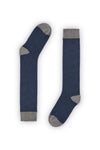 Calcetines de canalé azul marino, caña alta, 90 % algodón y logo NAIVE en la puntera, tejidos artesanalmente en España.