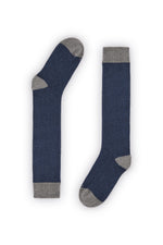 Calcetines de canalé azul marino, caña alta, 90 % algodón y logo NAIVE en la puntera, tejidos artesanalmente en España.