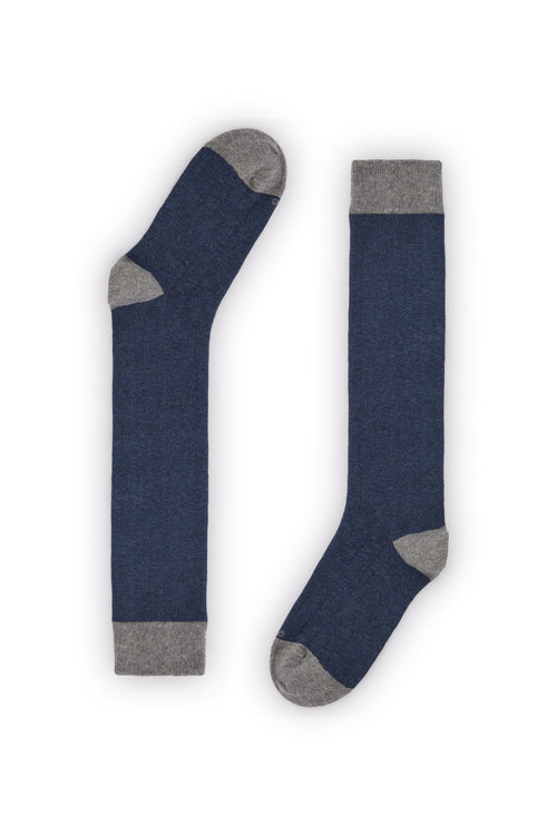 Calcetines de canalé azul marino, caña alta, 90 % algodón y logo NAIVE en la puntera, tejidos artesanalmente en España.