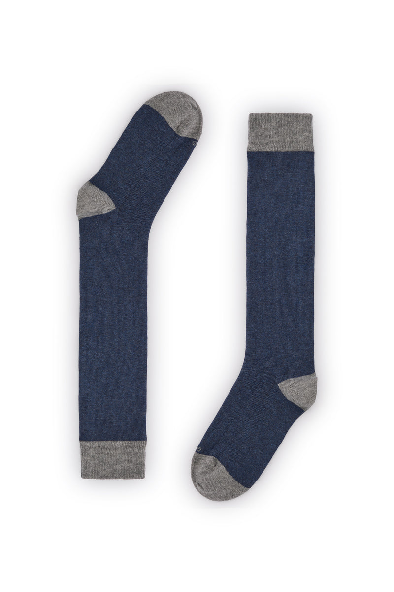 Calcetines de canalé azul marino, caña alta, 90 % algodón y logo NAIVE en la puntera, tejidos artesanalmente en España.