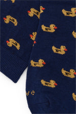 Calcetines largos azul marino con estampado de patos, 100 % algodón, caña alta y logo bordado; NAIVE, hechos en España.