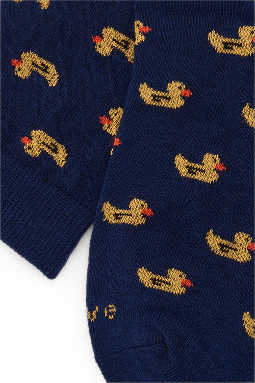Calcetines largos azul marino con estampado de patos, 100 % algodón, caña alta y logo bordado; NAIVE, hechos en España.