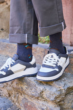 Calcetines azul marino con estampado de teckels, 90 % algodón y logo bordado; NAIVE, hechos en España.