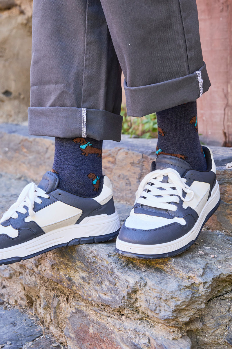 Calcetines azul marino con estampado de teckels, 90 % algodón y logo bordado; NAIVE, hechos en España.
