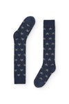 Calcetines azul oscuro de caña alta con discretas estrellas en azul marino, 90 % algodón y logo NAIVE en la puntera; tejidos en España.