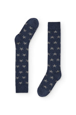 Calcetines azul oscuro de caña alta con discretas estrellas en azul marino, 90 % algodón y logo NAIVE en la puntera; tejidos en España.