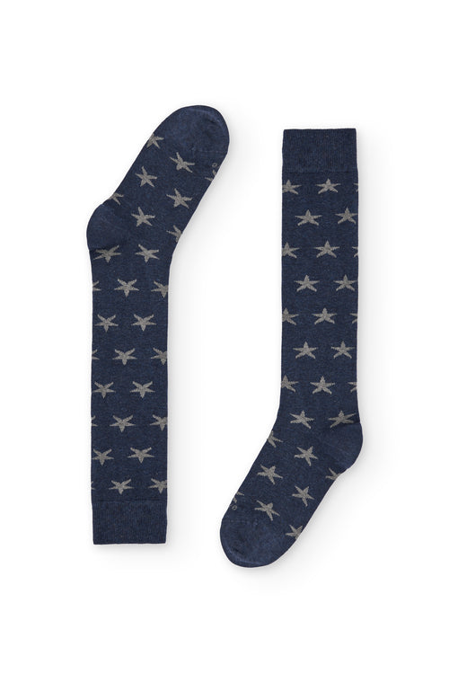 Calcetines azul oscuro de caña alta con discretas estrellas en azul marino, 90 % algodón y logo NAIVE en la puntera; tejidos en España.