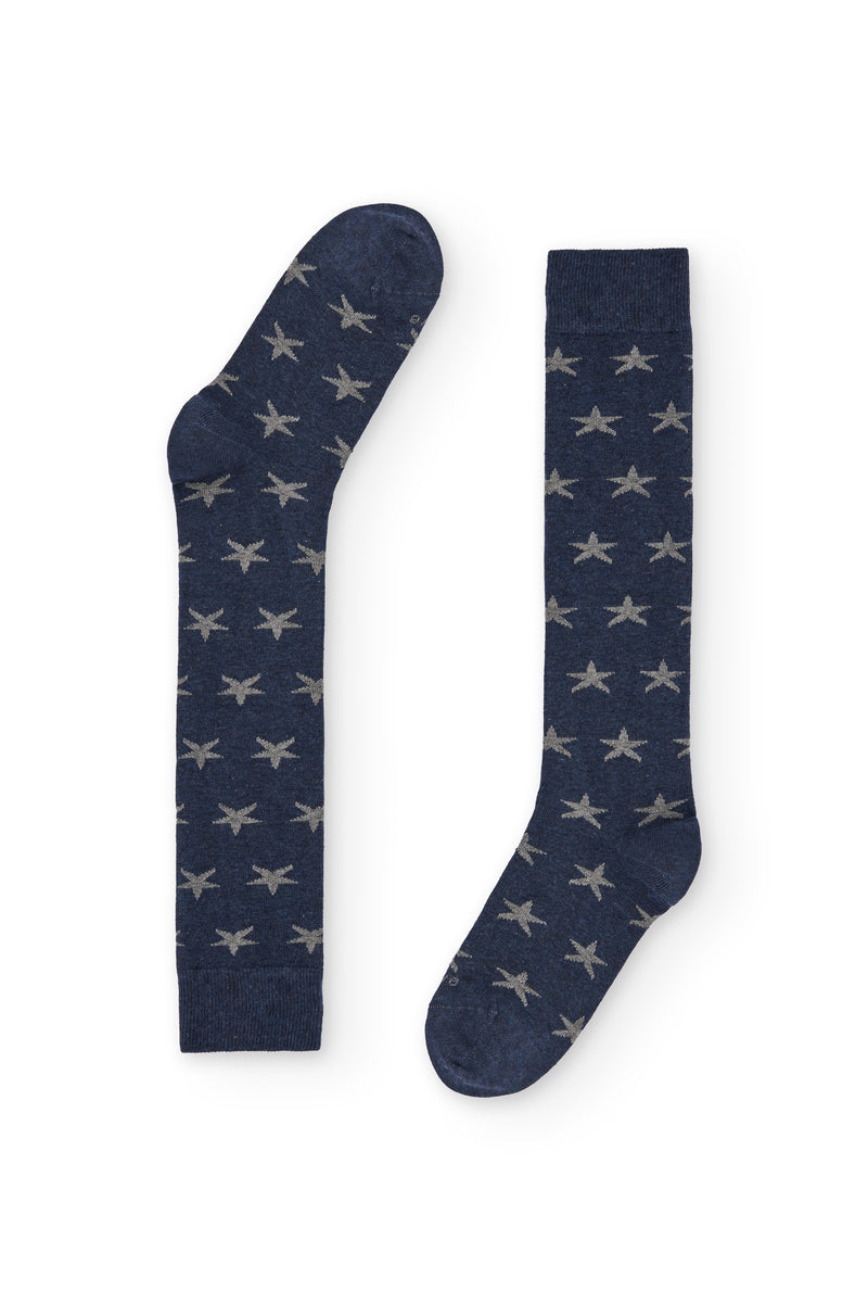 Calcetines azul oscuro de caña alta con discretas estrellas en azul marino, 90 % algodón y logo NAIVE en la puntera; tejidos en España.