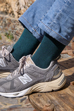 Calcetines largos azul marino con tejido de espiga, 90 % algodón, caña alta y logo bordado; hechos en España.