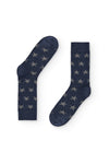 Calcetines azul marino de caña media con estrellas grises, 90 % algodón y logo NAIVE en la puntera; tejidos en España.