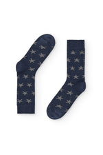 Calcetines azul marino de caña media con estrellas grises, 90 % algodón y logo NAIVE en la puntera; tejidos en España.
