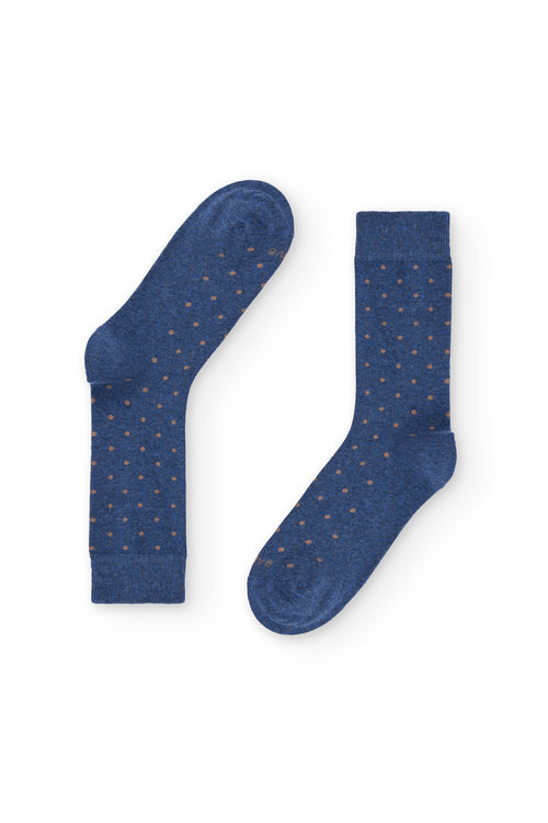 Calcetines azules de caña media con puntitos rosados, 90 % algodón y logo NAIVE en la puntera; tejidos en España.
