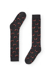 Calcetines gris oscuro con estampado de beagle, caña alta, 90 % algodón y logo en la puntera, tejidos en España.
