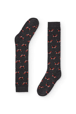 Calcetines gris oscuro con estampado de beagle, caña alta, 90 % algodón y logo en la puntera, tejidos en España.