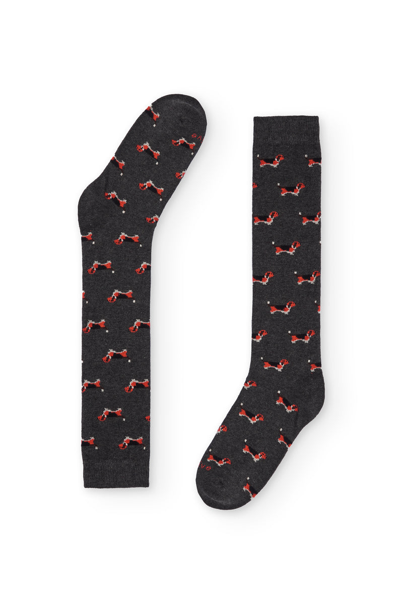 Calcetines gris oscuro con estampado de beagle, caña alta, 90 % algodón y logo en la puntera, tejidos en España.