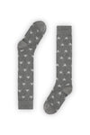Calcetines gris medio de media caña con estrellas y brillo metálico, 90 % algodón y logo NAIVE en la puntera, tejidos en España.