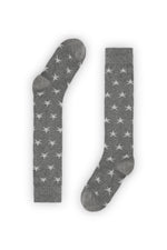 Calcetines gris medio de media caña con estrellas y brillo metálico, 90 % algodón y logo NAIVE en la puntera, tejidos en España.
