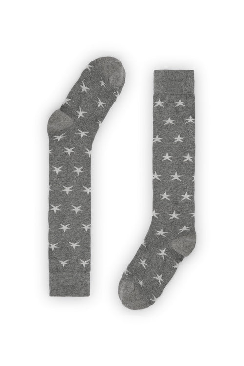 Calcetines gris medio de media caña con estrellas y brillo metálico, 90 % algodón y logo NAIVE en la puntera, tejidos en España.