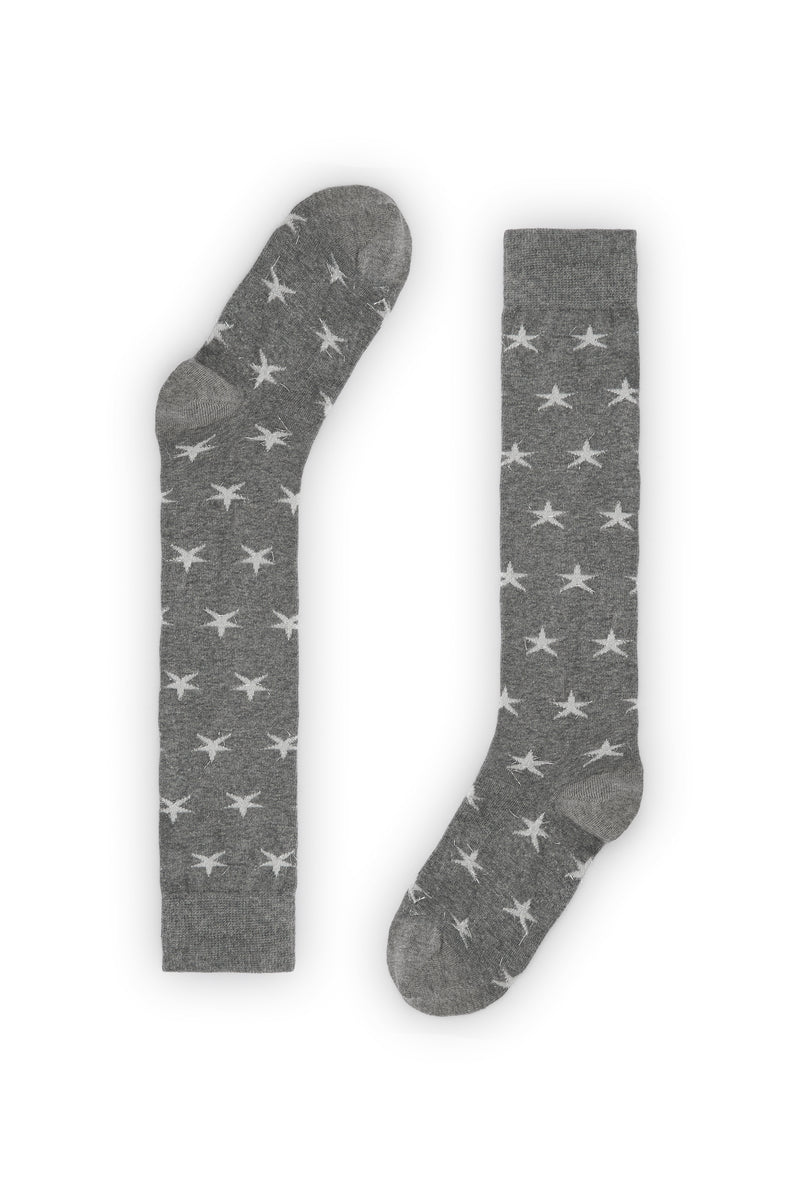 Calcetines gris medio de media caña con estrellas y brillo metálico, 90 % algodón y logo NAIVE en la puntera, tejidos en España.