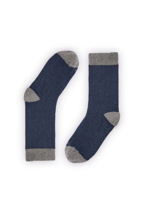 Calcetines azul oscuro de canalé, caña alta, 90 % algodón y logo en la puntera; tejidos en España.