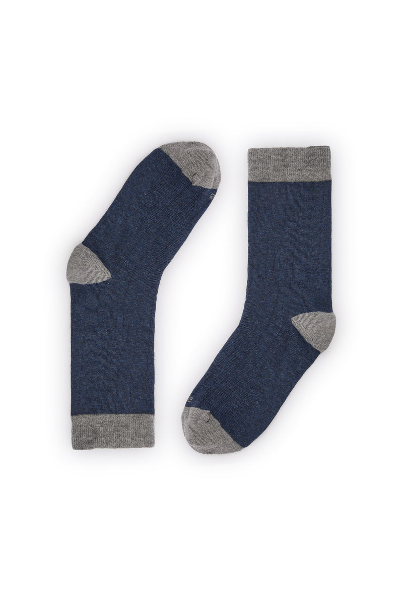 Calcetines azul oscuro de canalé, caña alta, 90 % algodón y logo en la puntera; tejidos en España.