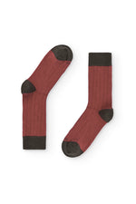 Calcetines caldero de canalé, caña alta, 90 % algodón y logo en la puntera; tejidos en España.
