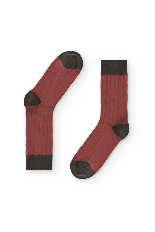 Calcetines caldero de canalé, caña alta, 90 % algodón y logo en la puntera; tejidos en España.