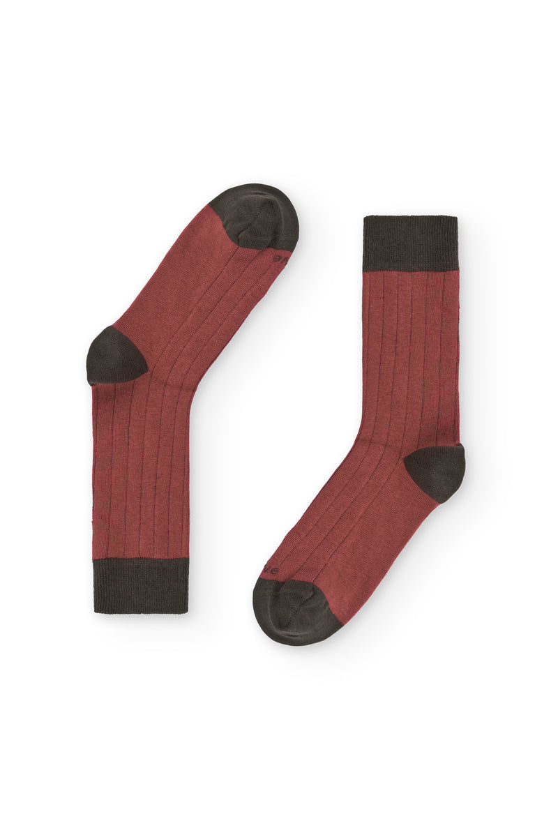Calcetines caldero de canalé, caña alta, 90 % algodón y logo en la puntera; tejidos en España.