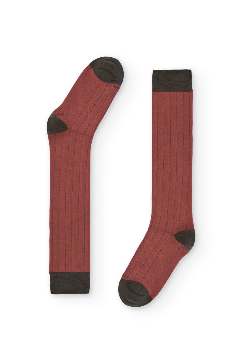 Calcetines caldero de canalé, caña alta, 90 % algodón y logo NAIVE en la puntera; tejidos en España.
