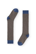 Calcetines grises de canalé, caña alta, 90 % algodón y logo en la puntera; tejidos en España.