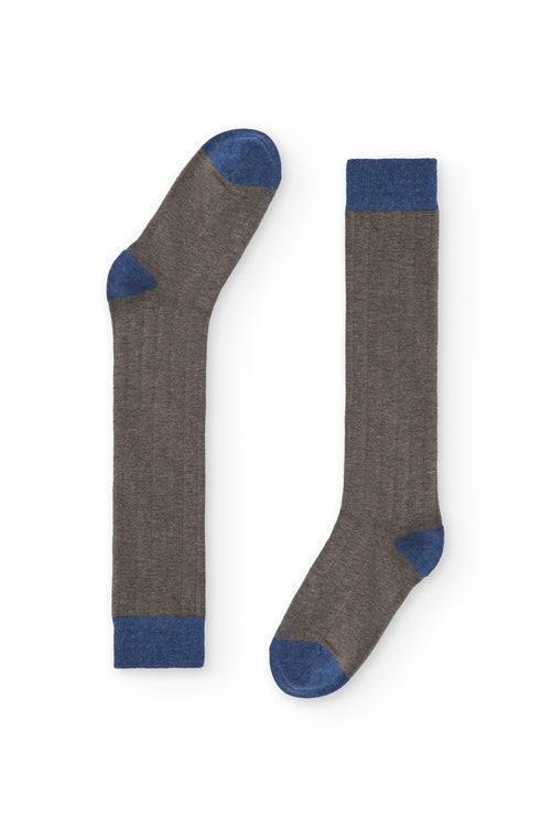 Calcetines grises de canalé, caña alta, 90 % algodón y logo en la puntera; tejidos en España.