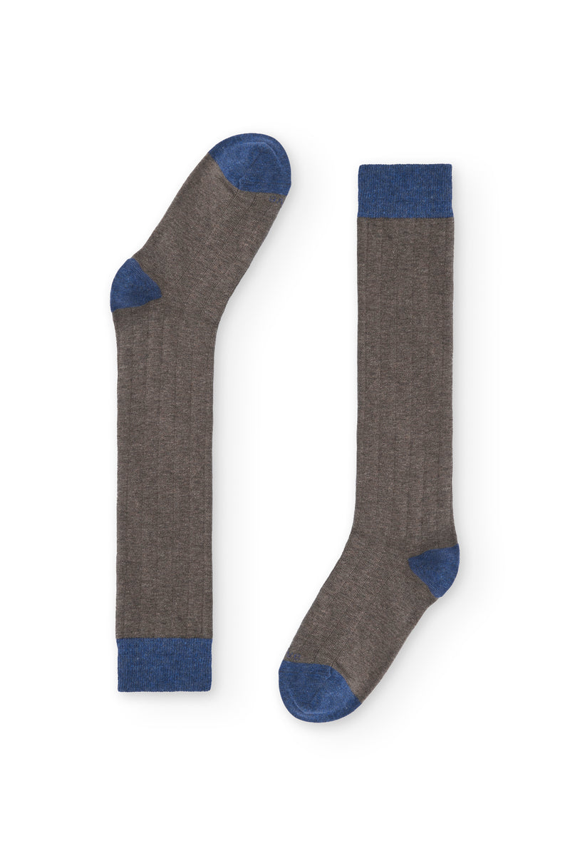 Calcetines grises de canalé, caña alta, 90 % algodón y logo en la puntera; tejidos en España.