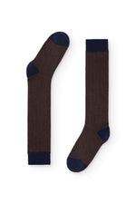 Calcetines marrones de canalé, caña alta, 90 % algodón y logo en la puntera; tejidos en España.