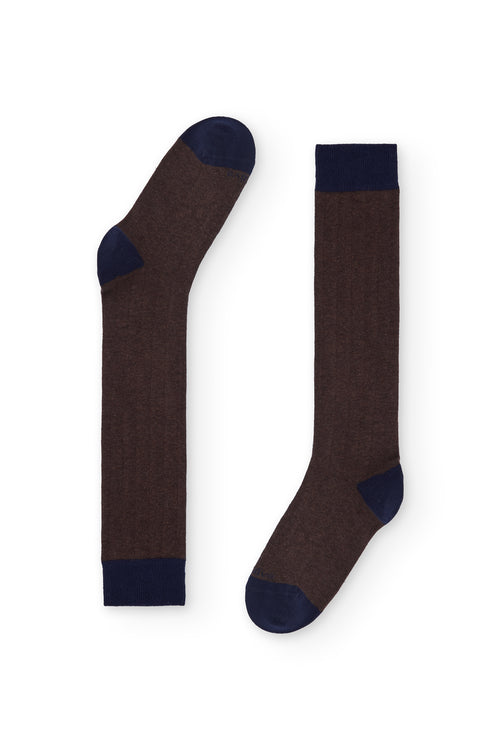 Calcetines marrones de canalé, caña alta, 90 % algodón y logo en la puntera; tejidos en España.