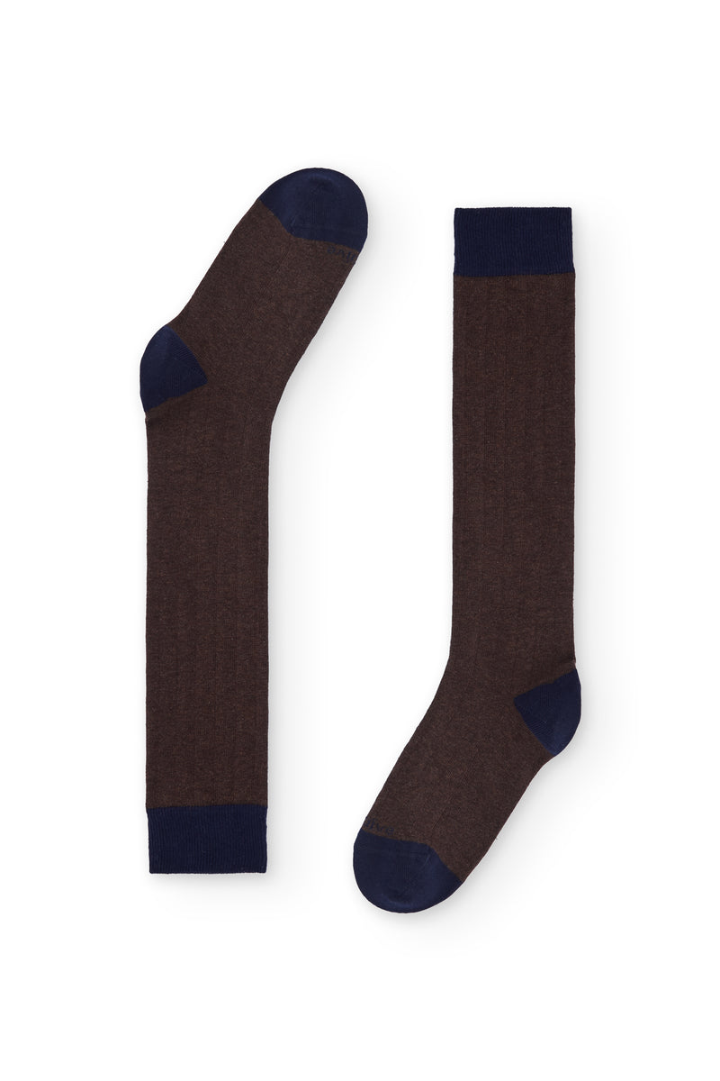Calcetines marrones de canalé, caña alta, 90 % algodón y logo en la puntera; tejidos en España.