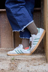 Calcetines caña alta verde bosque, 90 % algodón, 8 % poliamida, 2 % lycra; tejido canalé y logo bordado; tejidos en España.